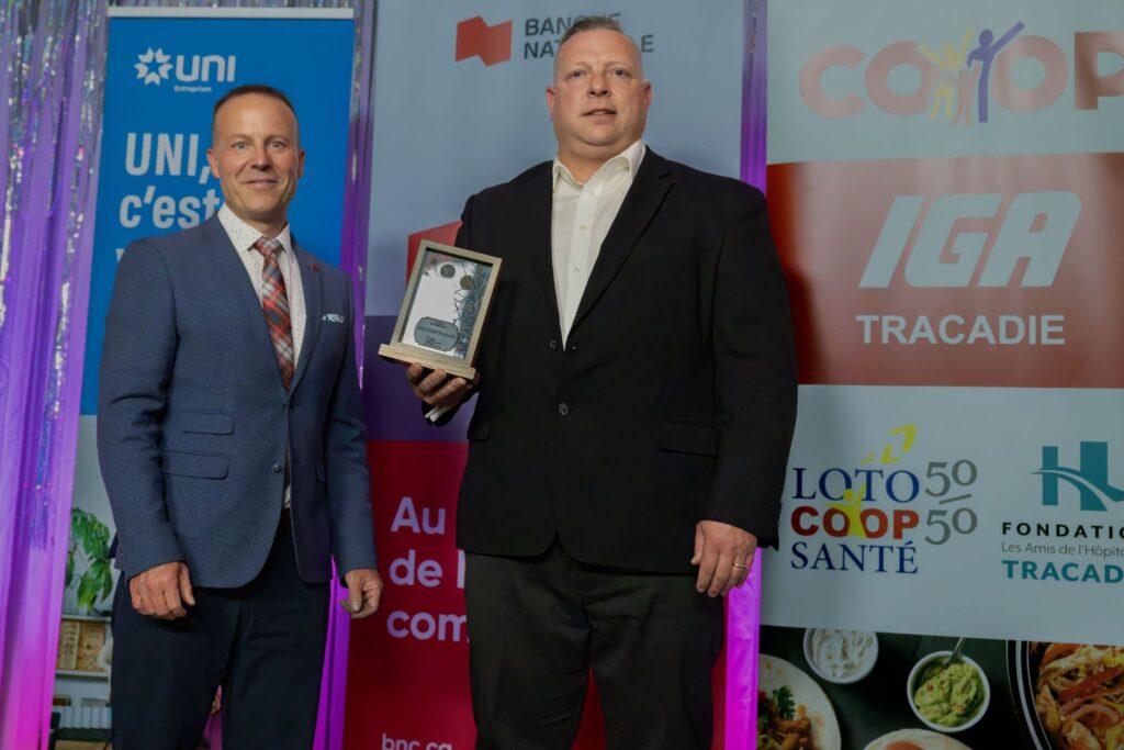 Photo IGA Coop Tracadie : M. Frédérick Lefrançois, Vice-président associé aux entreprises de la Banque Nationale et M. Mario Cormier, directeur général d’IGA Coop Tracadie